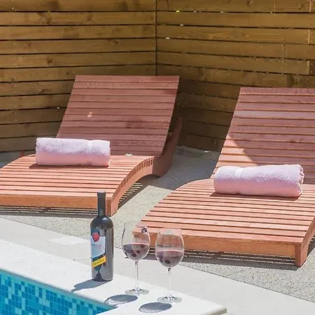 Apartmán In With Pool Access, Terrace, Air Conditioning, Wi-fi, 3548-2 Pakoštane