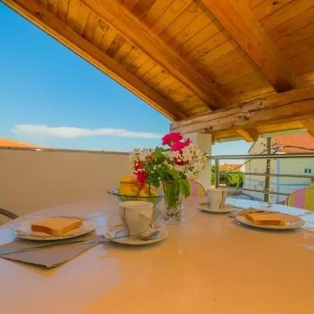 Apartmán In With Pool Access, Terrace, Air Conditioning, Wi-fi, 3548-2 Pakoštane