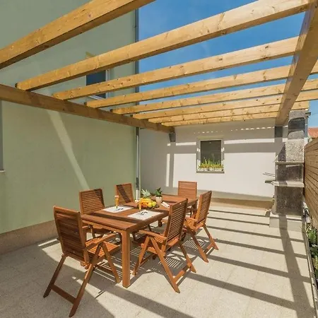 Apartmán In With Pool Access, Terrace, Air Conditioning, Wi-fi, 3548-2 Pakoštane